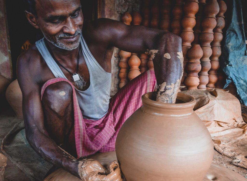 man making clay pot 1102292 1024x753 - Arte e artesanato dentre outras coisas